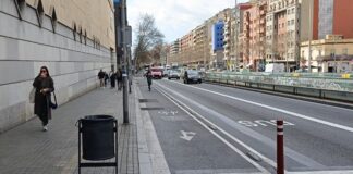 Calle de Barcelona con plataforma única y espacio compartido entre peatones, bicicletas y vehículos