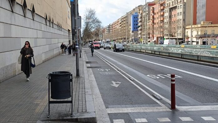 Calle de Barcelona con plataforma única y espacio compartido entre peatones, bicicletas y vehículos