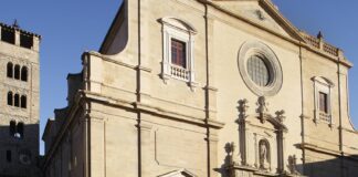 Campanar i façana de la catedral de Vic, amb la cripta situada sota el temple