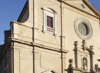 Campanar i façana de la catedral de Vic, amb la cripta situada sota el temple