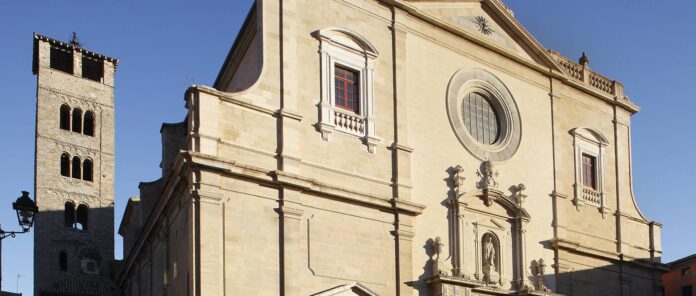 Campanar i façana de la catedral de Vic, amb la cripta situada sota el temple