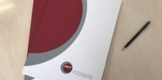 Carpeta con el logotipo y nombre completo de la AIReF (Autoridad Independiente de Responsabilidad Fiscal) sobre una mesa, con un bolígrafo al lado.