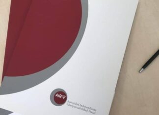 Carpeta con el logotipo y nombre completo de la AIReF (Autoridad Independiente de Responsabilidad Fiscal) sobre una mesa, con un bolígrafo al lado.