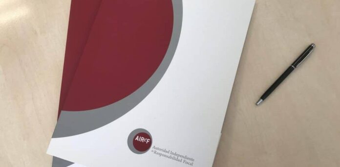 Carpeta con el logotipo y nombre completo de la AIReF (Autoridad Independiente de Responsabilidad Fiscal) sobre una mesa, con un bolígrafo al lado.