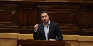 Cristian Escribano, diputado del PP, interviene en el atril del Parlament de Catalunya defendiendo una moción contra los matrimonios forzosos.