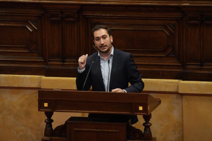 Cristian Escribano, diputado del PP, interviene en el atril del Parlament de Catalunya defendiendo una moción contra los matrimonios forzosos.