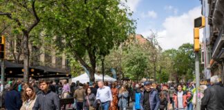 Persones caminant per un carrer de Barcelona en una escena quotidiana de vida urbana