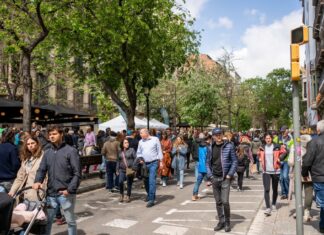 Persones caminant per un carrer de Barcelona en una escena quotidiana de vida urbana