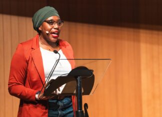 La Generalitat reivindica la lluita antiracista amb una jornada sobre drets i discursos d’odi Desirée Bela durant la seva intervenció en una jornada sobre racisme estructural a Barcelona.