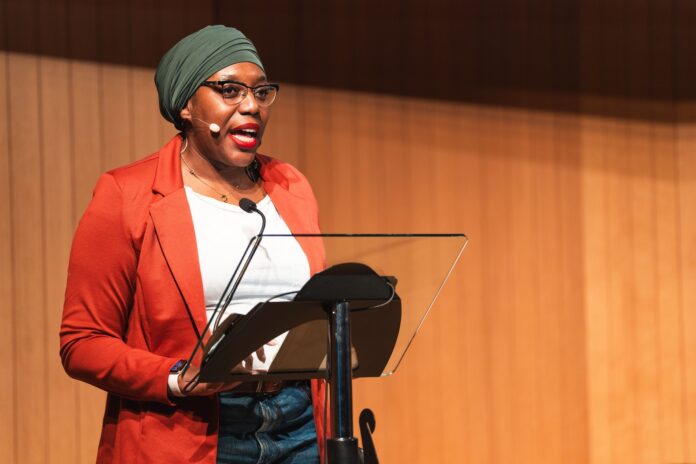 Desirée Bela durant la seva intervenció en una jornada sobre racisme estructural a Barcelona.