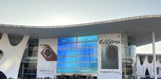 Congresistas en la entrada del Mobile World Congress 2026 en Barcelona durante la jornada del lunes.