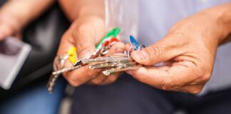 Manos de un hombre recibiendo las llaves de una vivienda en Barcelona