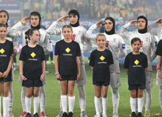 Las futbolistas iraníes que se negaron a cantar el himno regresan a Irán tras pedir ayuda Futbolistas de Irán durante el himno en la Copa Asiática femenina en Australia