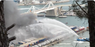 Momento en el que intentan apagar el fuego, originado en el Moll de Ponent del Puerto de Barcelona.