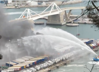 Un incendio en el puerto de Barcelona provoca una gran columna de humo visible a kilómetros Momento en el que intentan apagar el fuego, originado en el Moll de Ponent del Puerto de Barcelona.