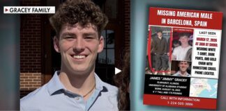 James “Jimmy” Gracey junto al cartel de su desaparición en Barcelona antes de ser hallado sin vida