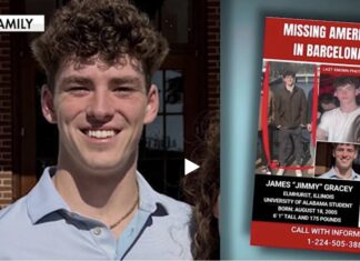 James “Jimmy” Gracey junto al cartel de su desaparición en Barcelona antes de ser hallado sin vida