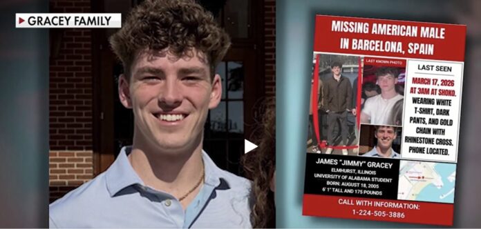 James “Jimmy” Gracey junto al cartel de su desaparición en Barcelona antes de ser hallado sin vida