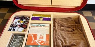 Interior de una de las Maletes de la Llibertat con libros de Teresa Pàmies y propaganda feminista antifranquista.