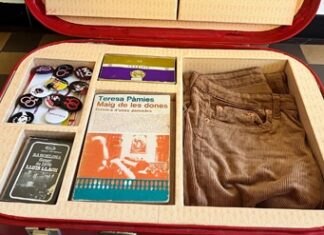 Interior de una de las Maletes de la Llibertat con libros de Teresa Pàmies y propaganda feminista antifranquista.