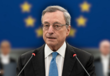 Mario Draghi ante una bandera de la Unión Europea
