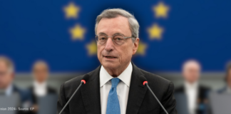 Mario Draghi ante una bandera de la Unión Europea