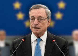 Mario Draghi ante una bandera de la Unión Europea