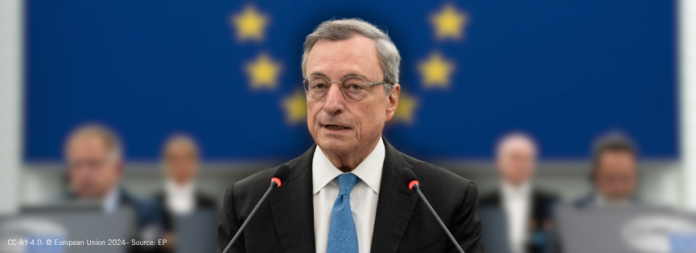 Mario Draghi ante una bandera de la Unión Europea