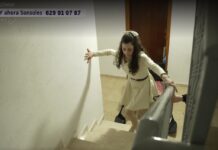 Repercusión internacional del caso de Noelia Castillo, la joven que recibirá hoy la eutanasia en una residencia de Cataluña Noelia Castillo subiendo escaleras en la residencia Sant Camil