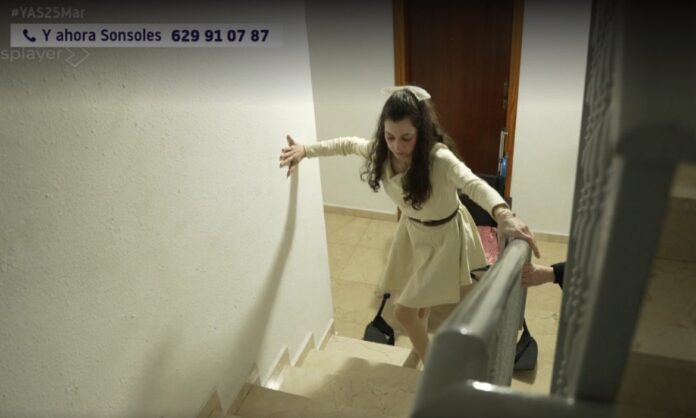 Noelia Castillo subiendo escaleras en la residencia Sant Camil