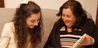 Noelia Castillo junto a su madre días antes de someterse a la eutanasia en España