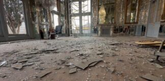 Interior del Palacio de Golestán en Teherán, Patrimonio de la Humanidad, con el suelo cubierto de cristales rotos y escombros tras un bombardeo.