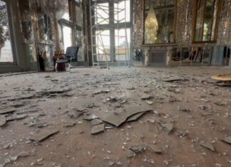 El choque diplomático de Sánchez con EE.UU. por Irán divide al mundo: de los aplausos de Teherán a las amenazas de Washington Interior del Palacio de Golestán en Teherán, Patrimonio de la Humanidad, con el suelo cubierto de cristales rotos y escombros tras un bombardeo.