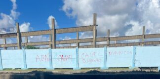 Pintadas en un muro azul contra Miguel Díaz-Canel durante las protestas por el colapso energético en Cuba.