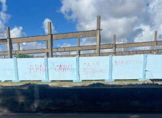 Pintadas en un muro azul contra Miguel Díaz-Canel durante las protestas por el colapso energético en Cuba.