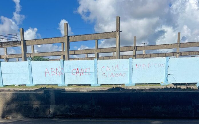 Pintadas en un muro azul contra Miguel Díaz-Canel durante las protestas por el colapso energético en Cuba.