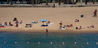 Bañistas en la playa del Somorrostro de Barcelona.