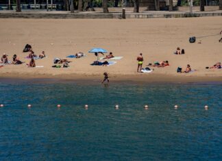 Bañistas en la playa del Somorrostro de Barcelona.