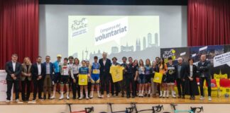 Presentación del voluntariado del Tour de Francia 2026 en Barcelona con representantes institucionales y ciclistas.