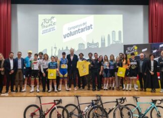 Presentación del voluntariado del Tour de Francia 2026 en Barcelona con representantes institucionales y ciclistas.