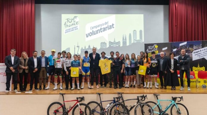 Presentación del voluntariado del Tour de Francia 2026 en Barcelona con representantes institucionales y ciclistas.