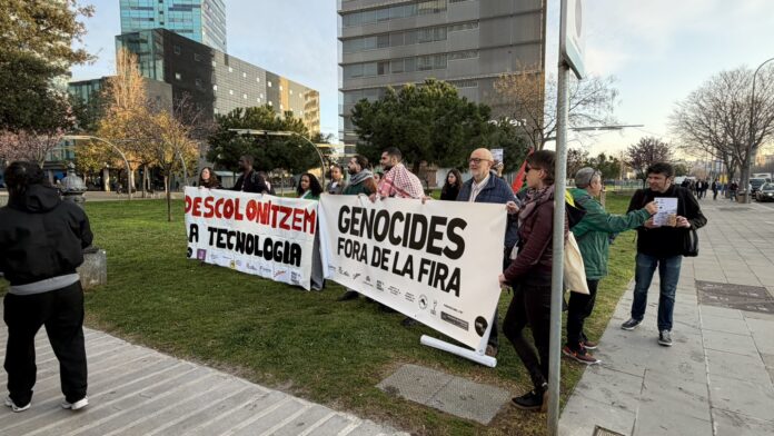 Un grupo reducido de personas sostiene pancartas con los lemas 