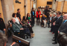 Salvador Illa y Jaume Duch en una reunión con afectados por la ELA y entidades sociales en el Parlament de Catalunya.