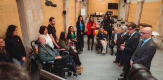 Salvador Illa y Jaume Duch en una reunión con afectados por la ELA y entidades sociales en el Parlament de Catalunya.
