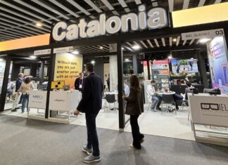 Salvador Illa pide «reglas» para la tecnología y exige la desescalada en Irán desde el MWC Stand de Catalonia en el Mobile World Congress 2026, mostrando empresas tecnológicas locales bajo el pabellón de la Generalitat.