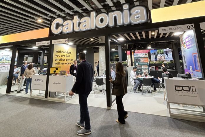 Stand de Catalonia en el Mobile World Congress 2026, mostrando empresas tecnológicas locales bajo el pabellón de la Generalitat.