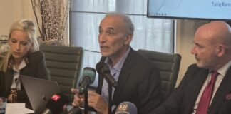 Tariq Ramadan, en el centro de la imagen, durante una conferencia.