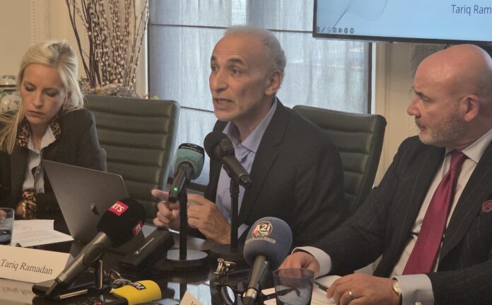 Tariq Ramadan, en el centro de la imagen, durante una conferencia.