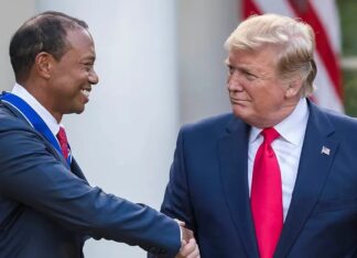 Tiger Woods saluda a Donald Trump en una imagen de archivo en Estados Unidos