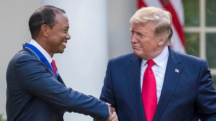 Tiger Woods saluda a Donald Trump en una imagen de archivo en Estados Unidos